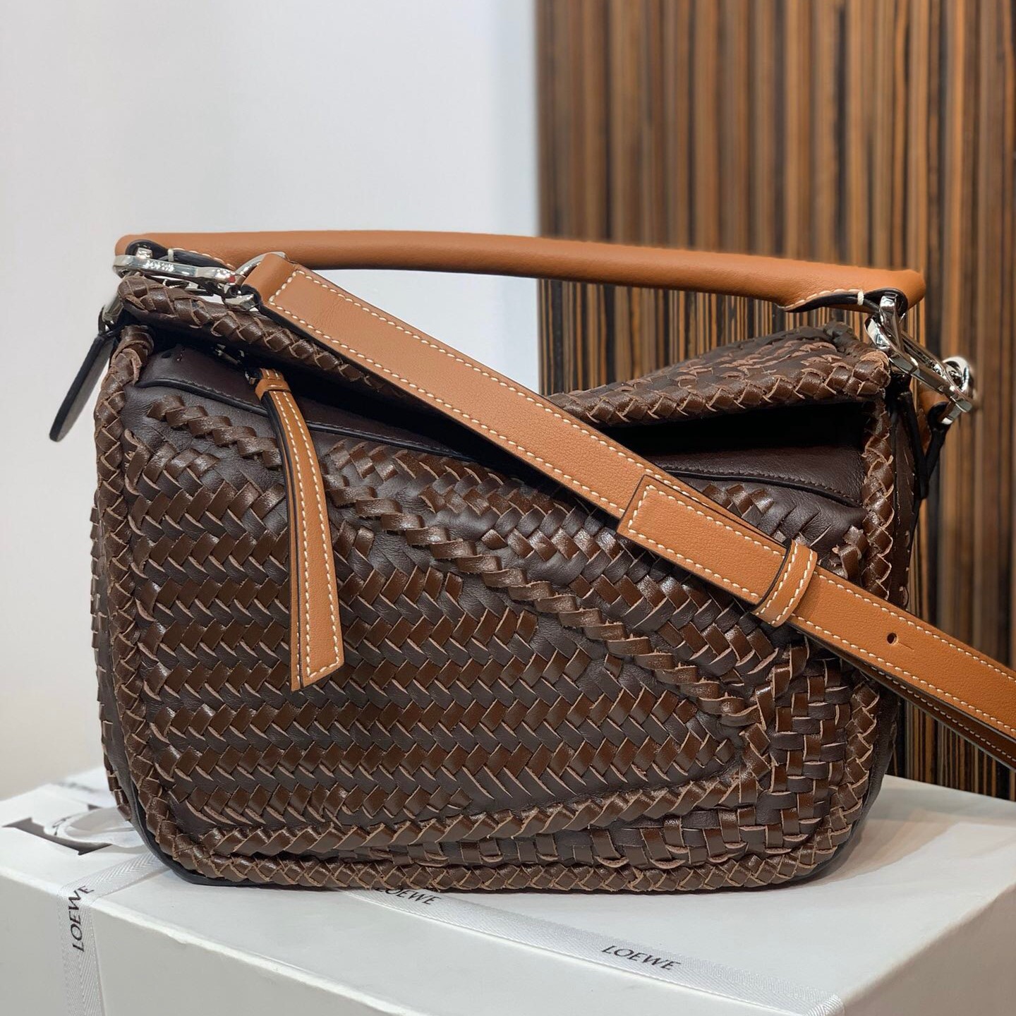로에베 퍼즐백 24cm 