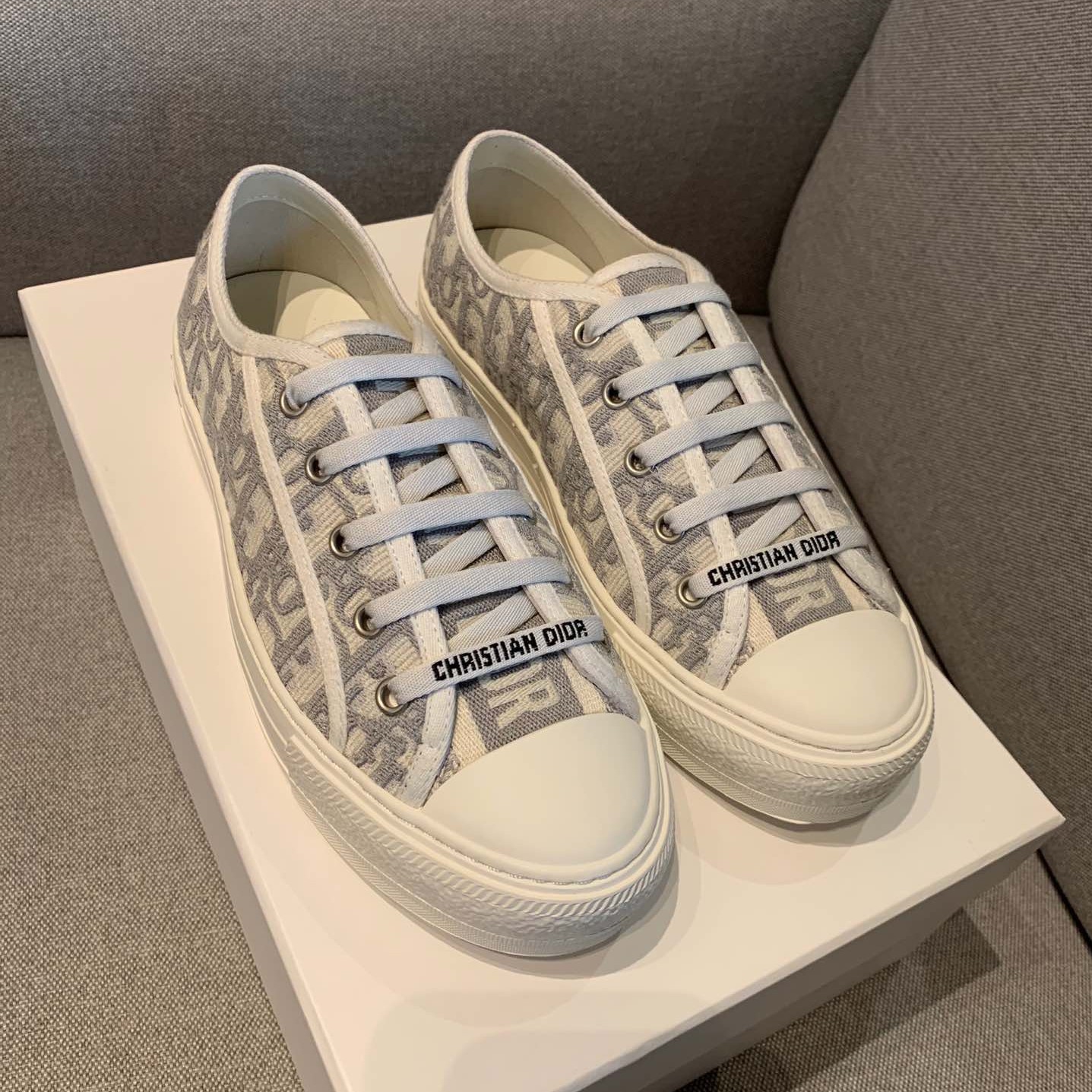 디올 스니커즈