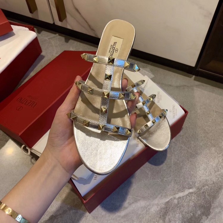 발렌티노 락스터드 샌들