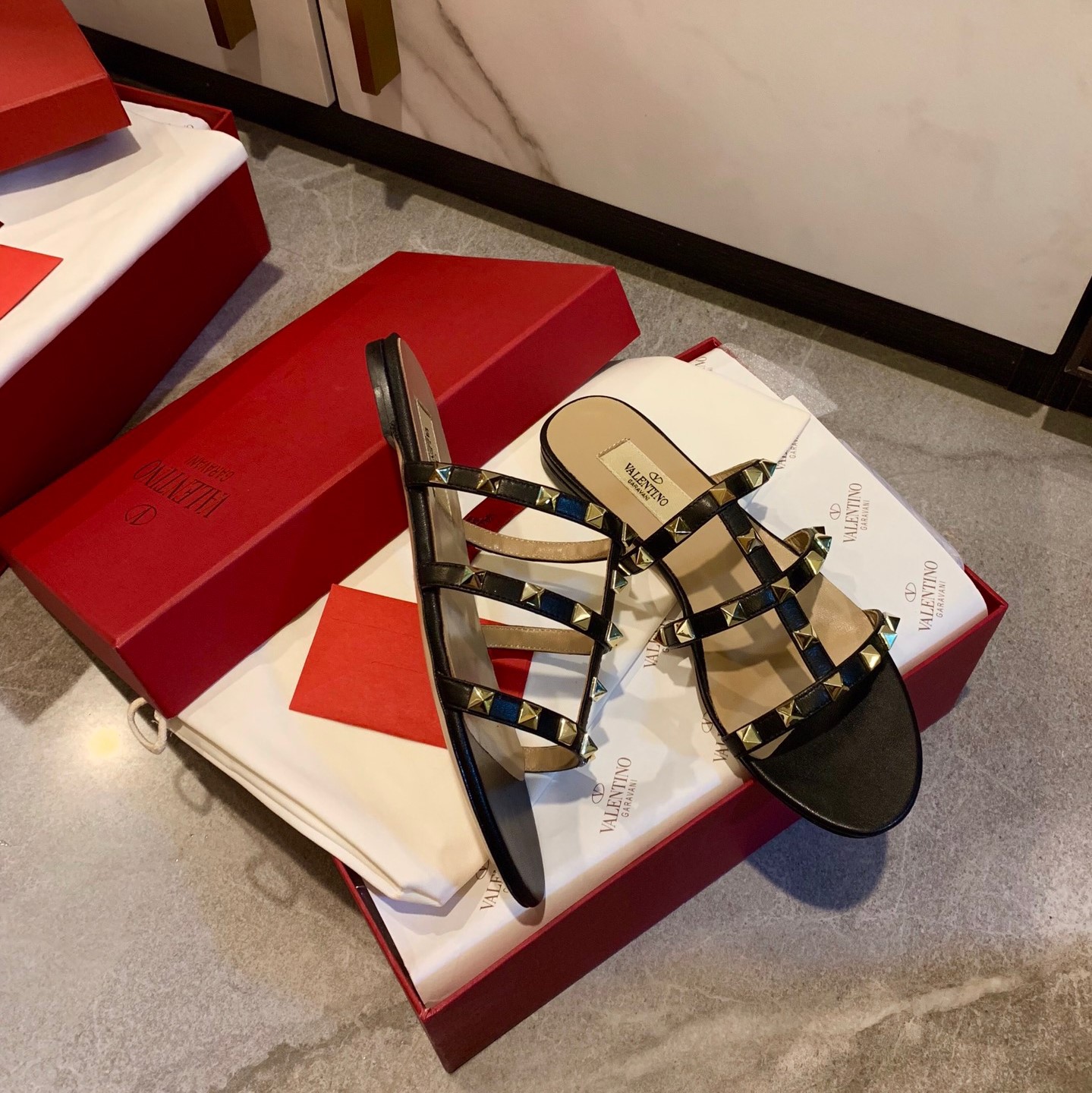 발렌티노 락스터드 샌들