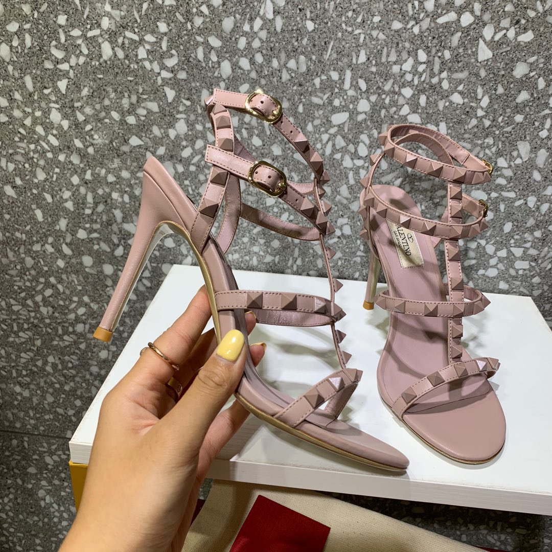 발렌티노 락스터드 샌들 힐 10.5cm