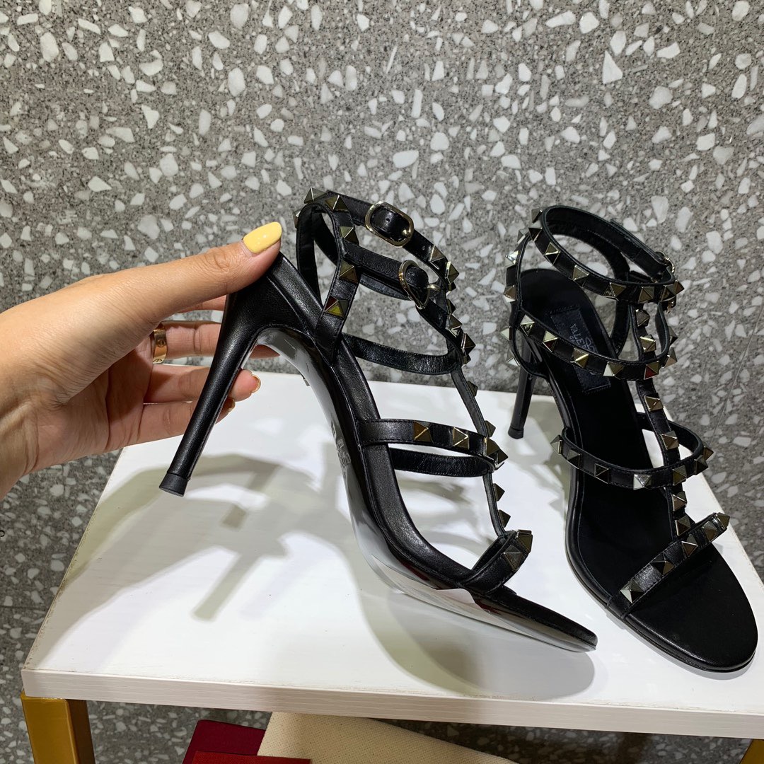 발렌티노 락스터드 샌들 힐 10.5cm