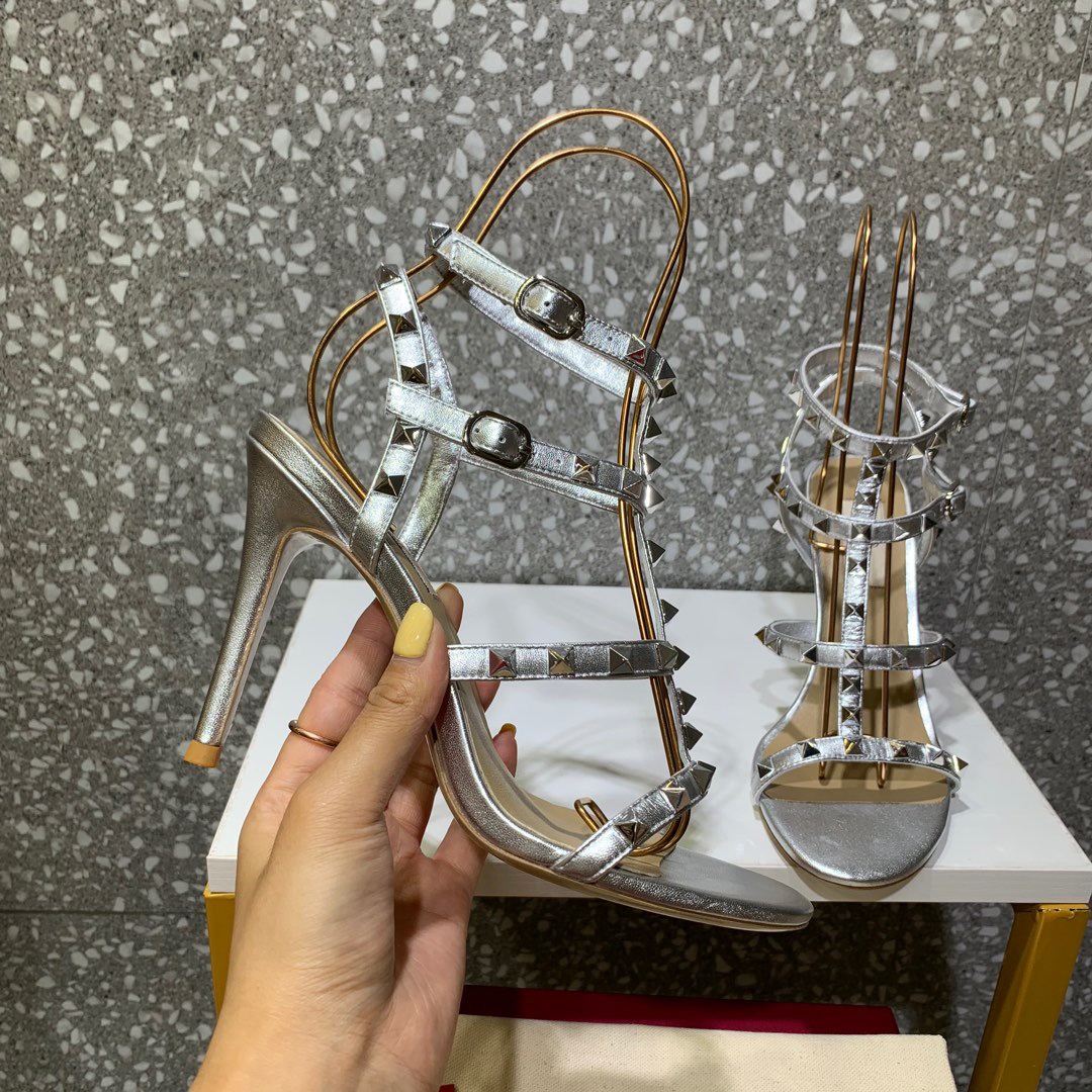 발렌티노 락스터드 샌들 힐 10.5cm