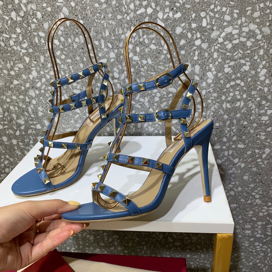 발렌티노 락스터드 샌들 힐 10.5cm