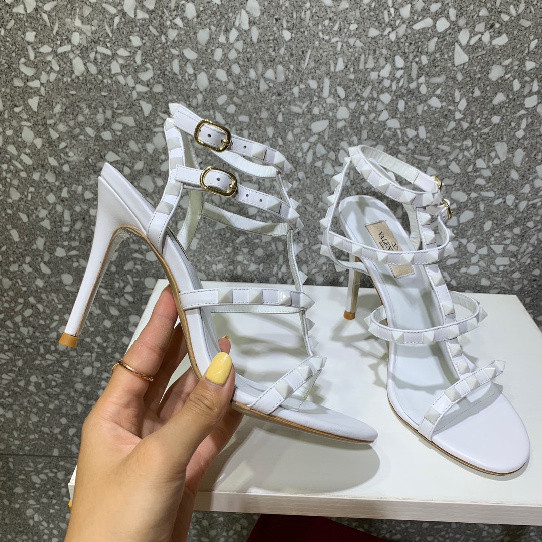 발렌티노 락스터드 샌들 힐 10.5cm