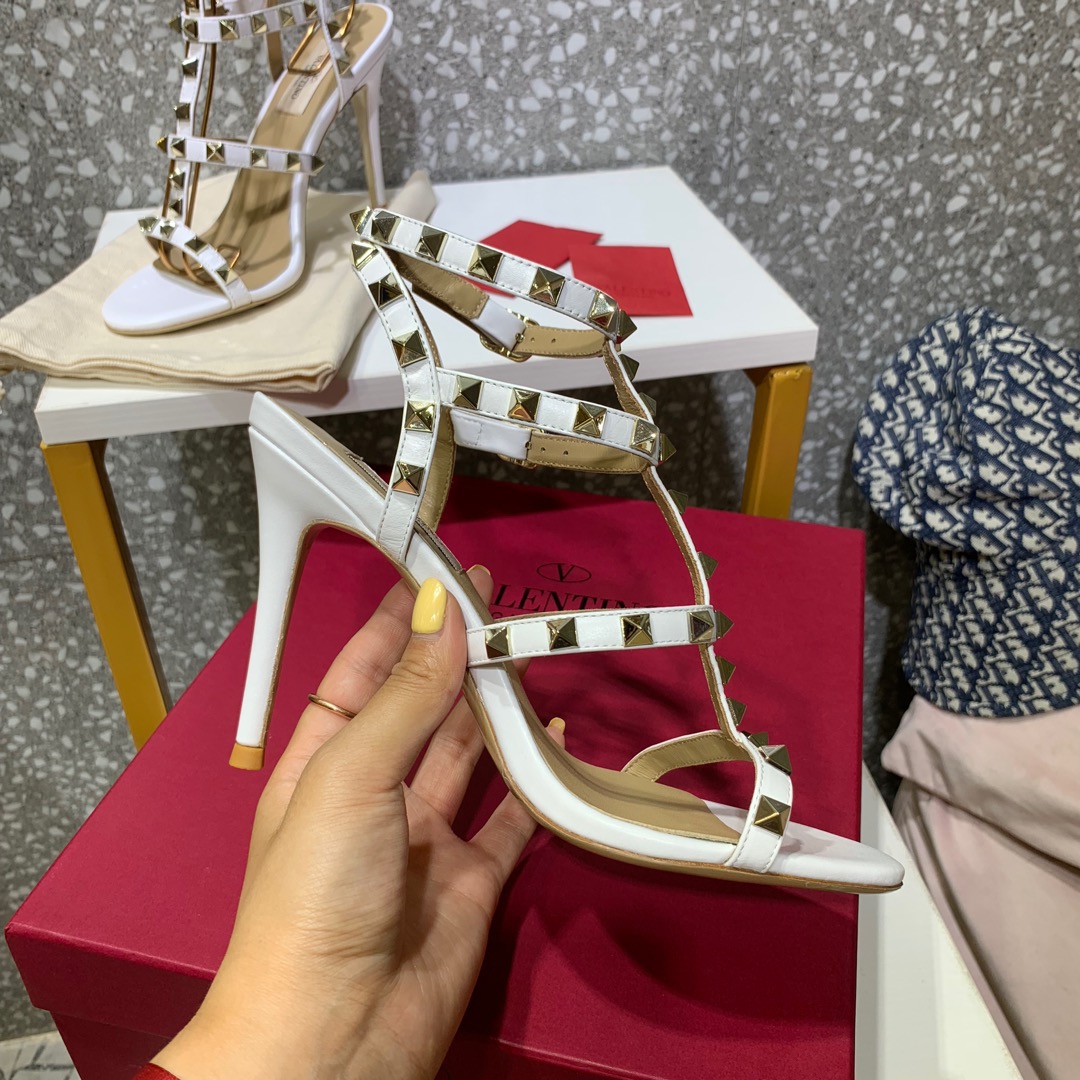 발렌티노 락스터드 샌들 힐 10.5cm