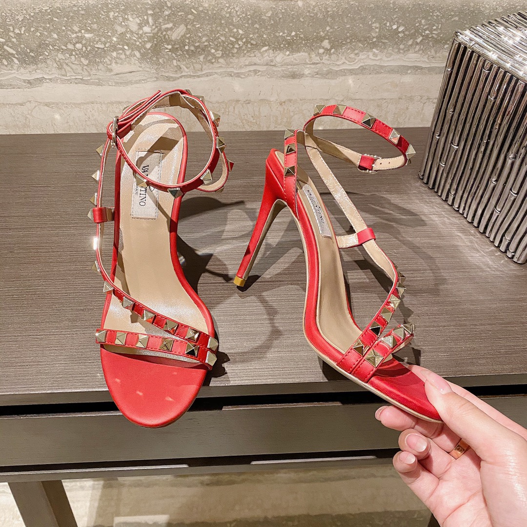 발렌티노 락스터드 샌들 9.5cm