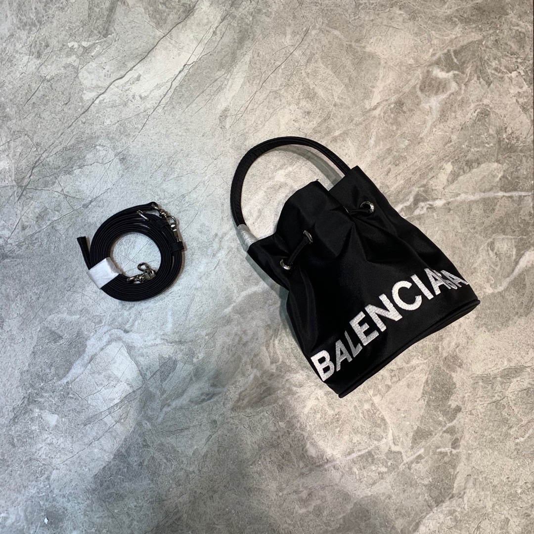 발렌시아가 휠 드로스트링 버킷백 18cm