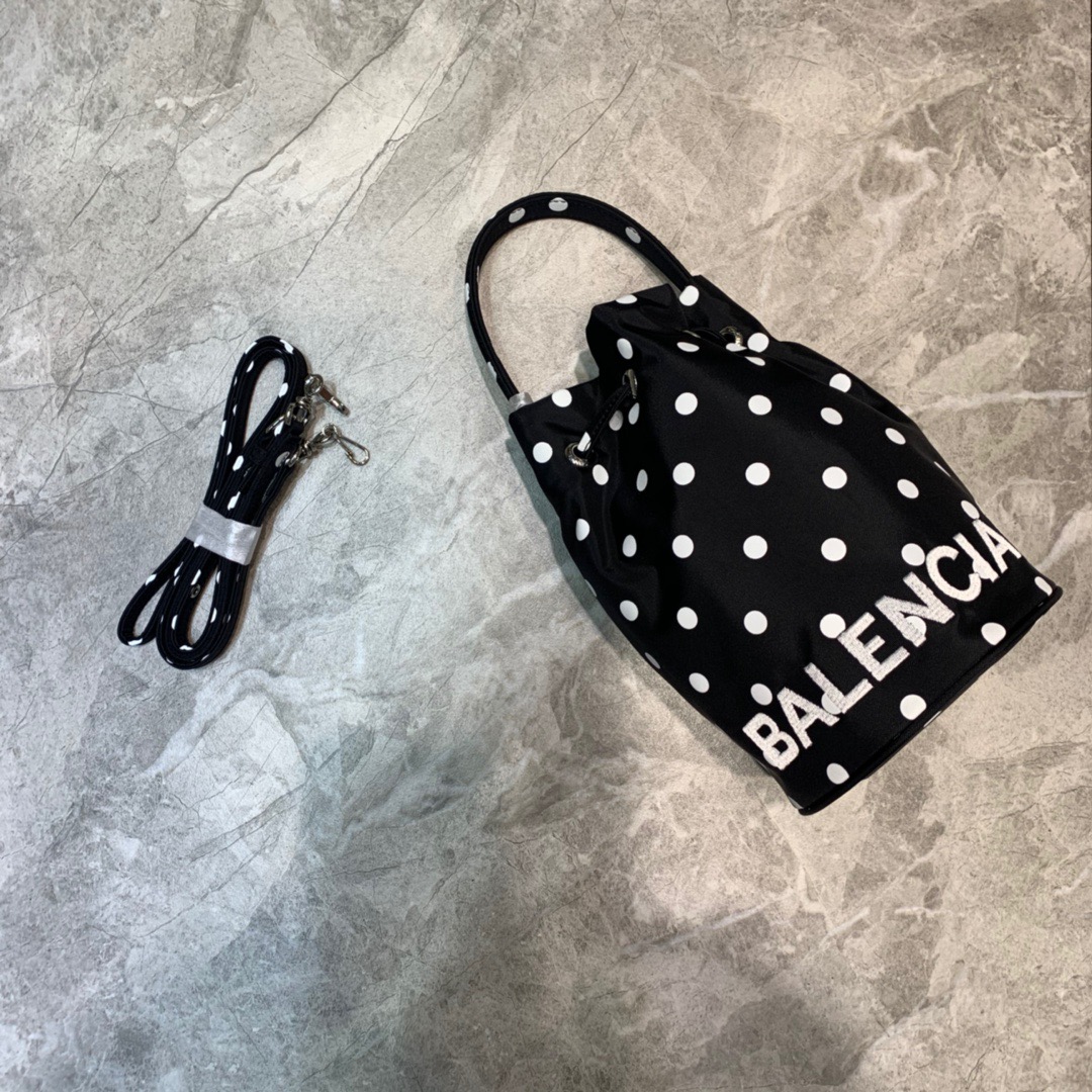 발렌시아가 휠 드로스트링 버킷백 24cm