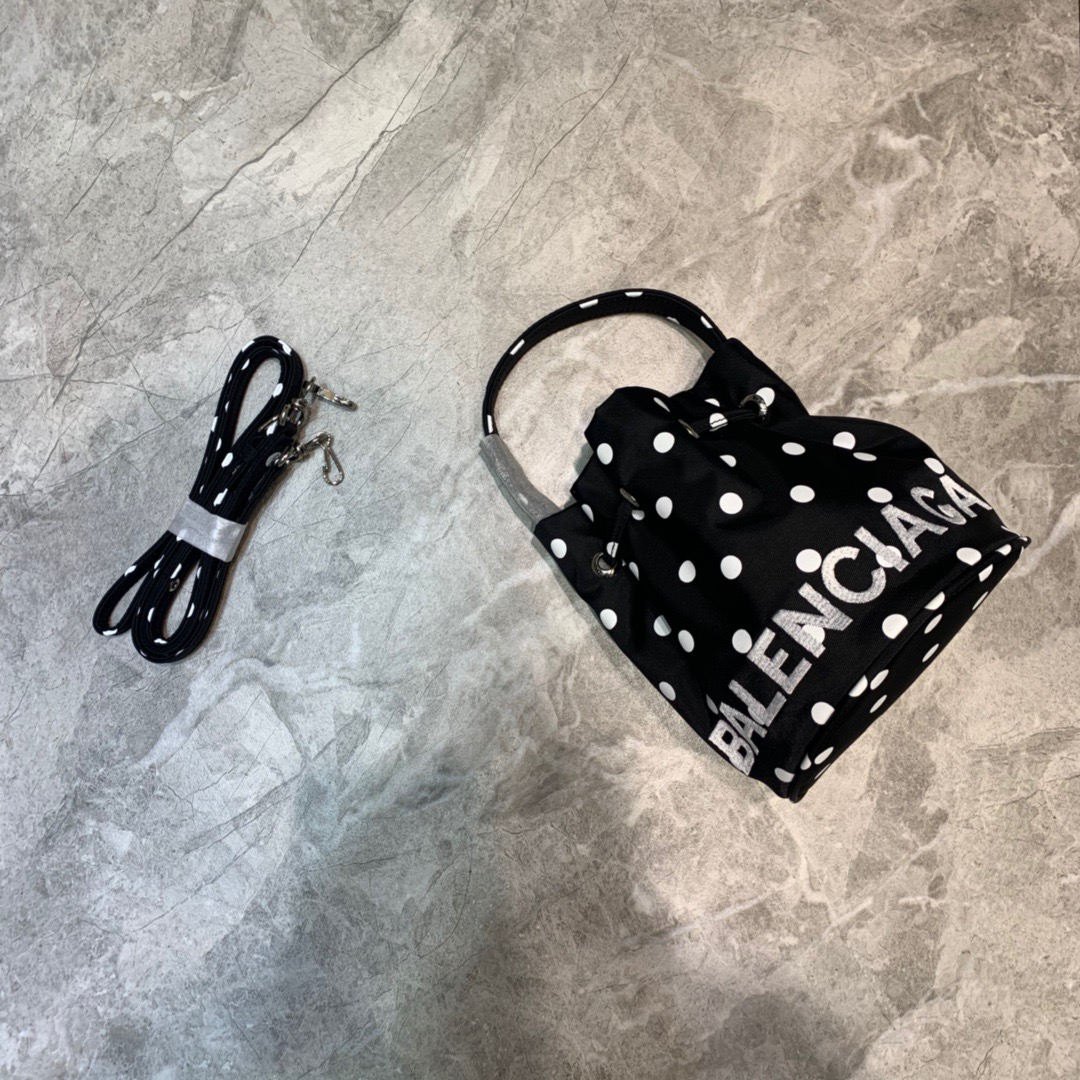 발렌시아가 휠 드로스트링 버킷백 18cm