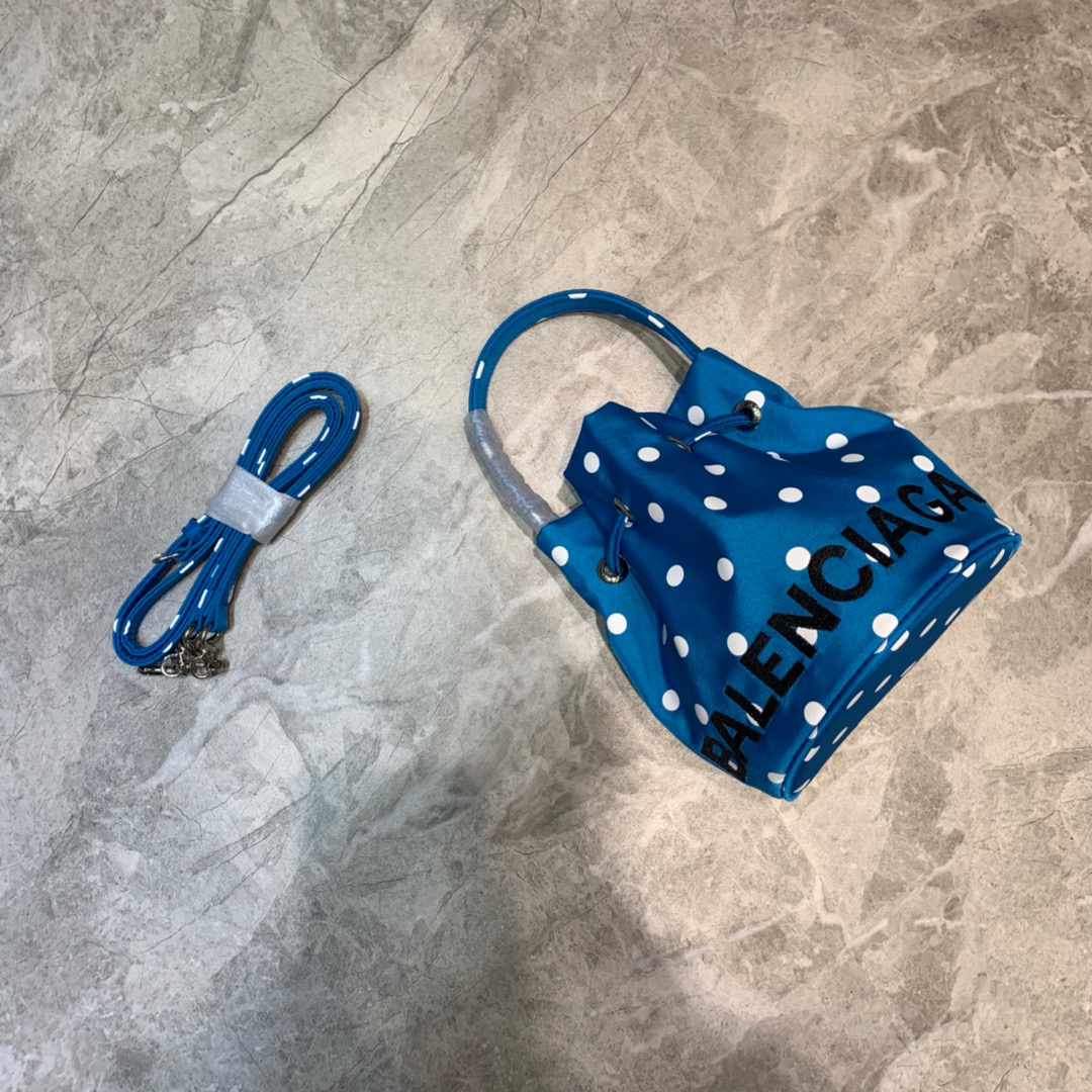 발렌시아가 휠 드로스트링 버킷백 18cm