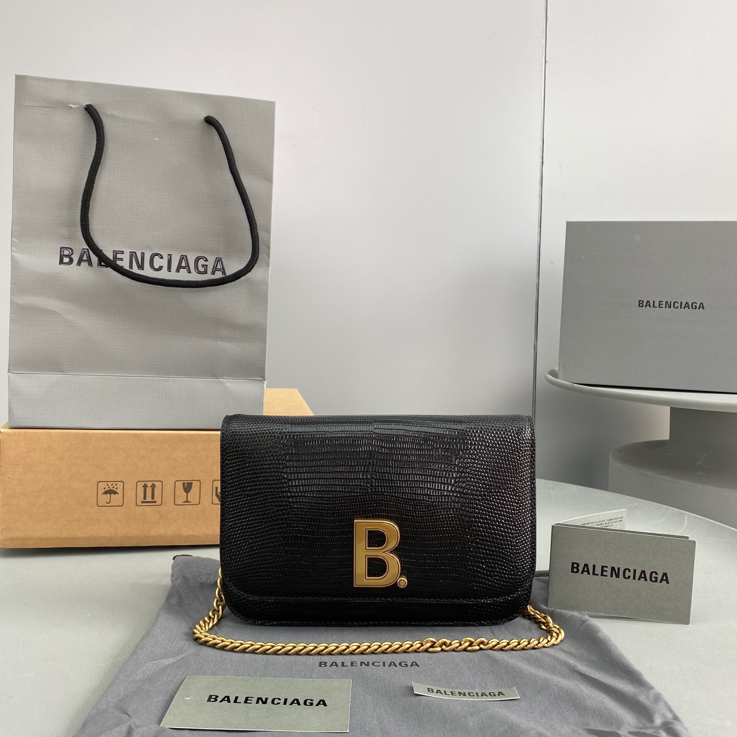 발렌시아가 B로고 플랩 woc