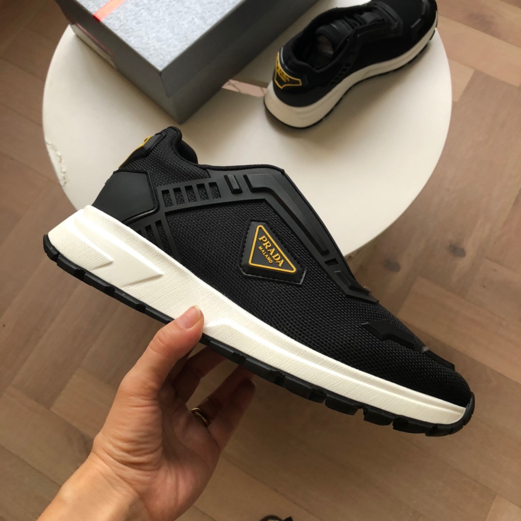 프라다 PRAX 01 스니커즈