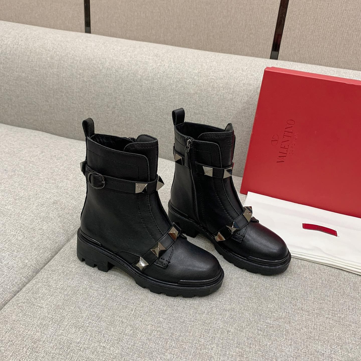 발렌티노 ROMAN STUD 컴뱃 부츠