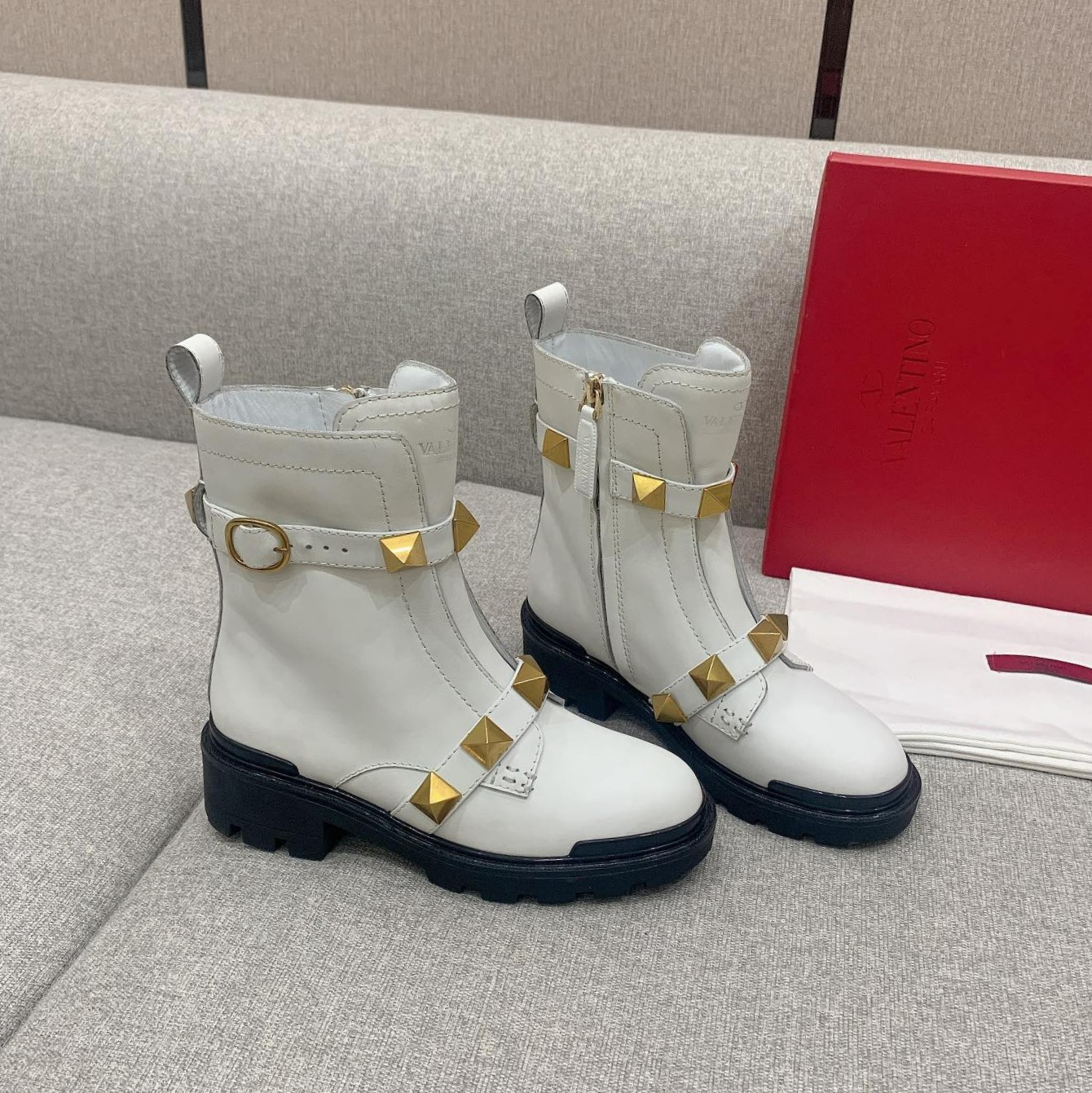 발렌티노 ROMAN STUD 컴뱃 부츠