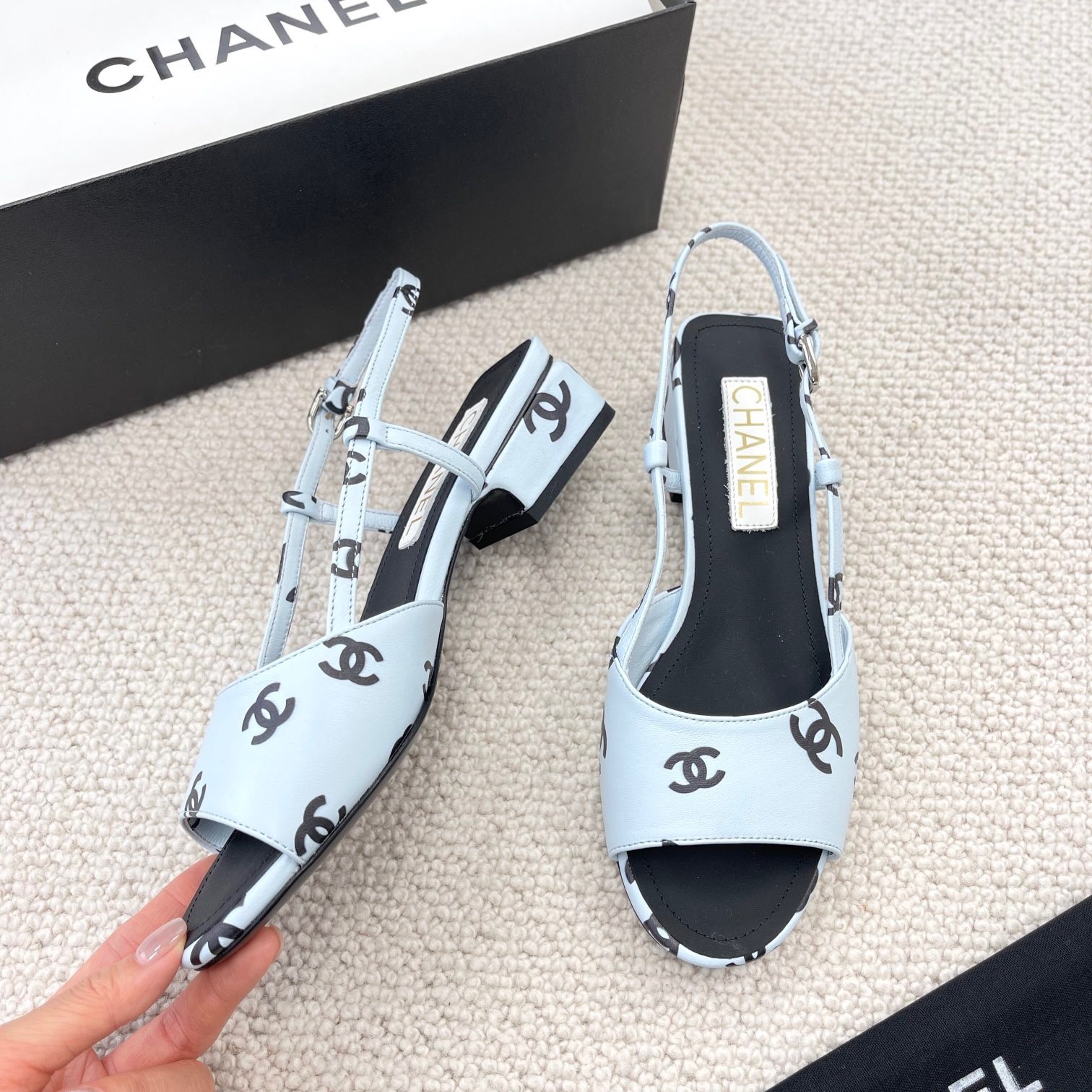 샤넬 백 로고 프린트 샌들 3cm