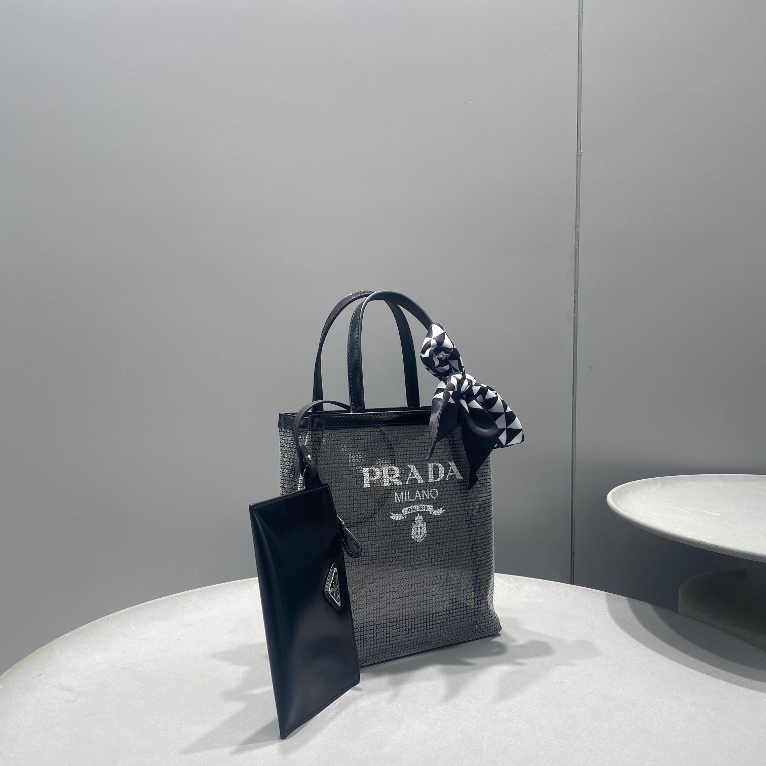 프라다 시퀸 메쉬 스몰 토트 백