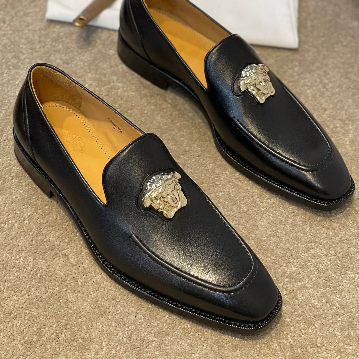 루이비통 LA MEDUSA LOAFERS