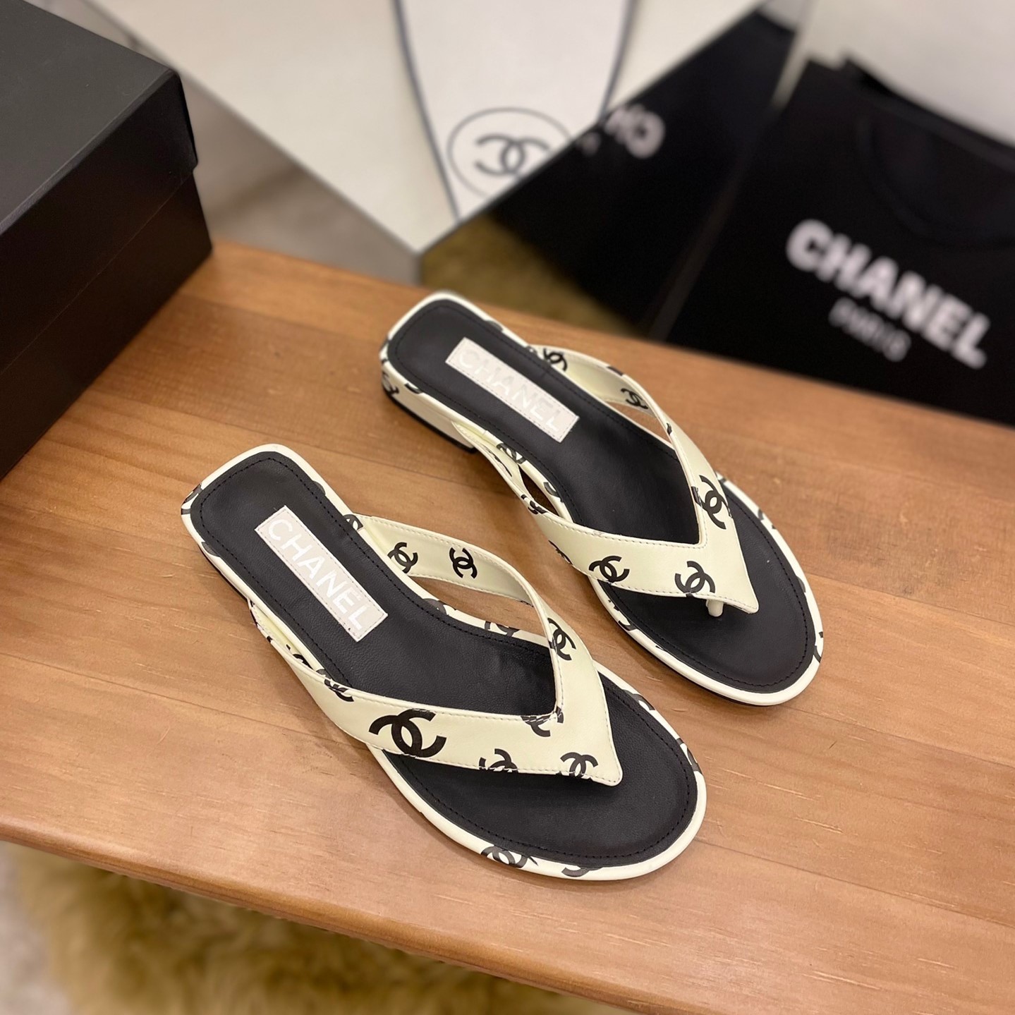샤넬 CC 로고 프린팅 쪼리