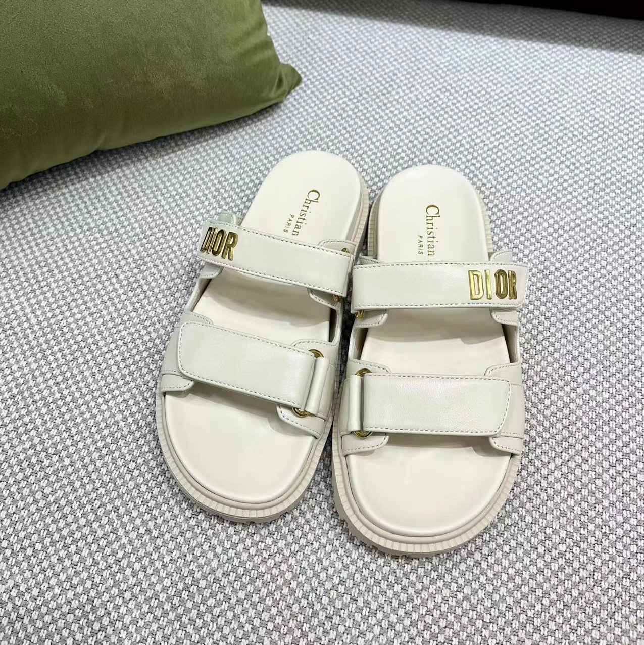 디올 액트 슬리퍼