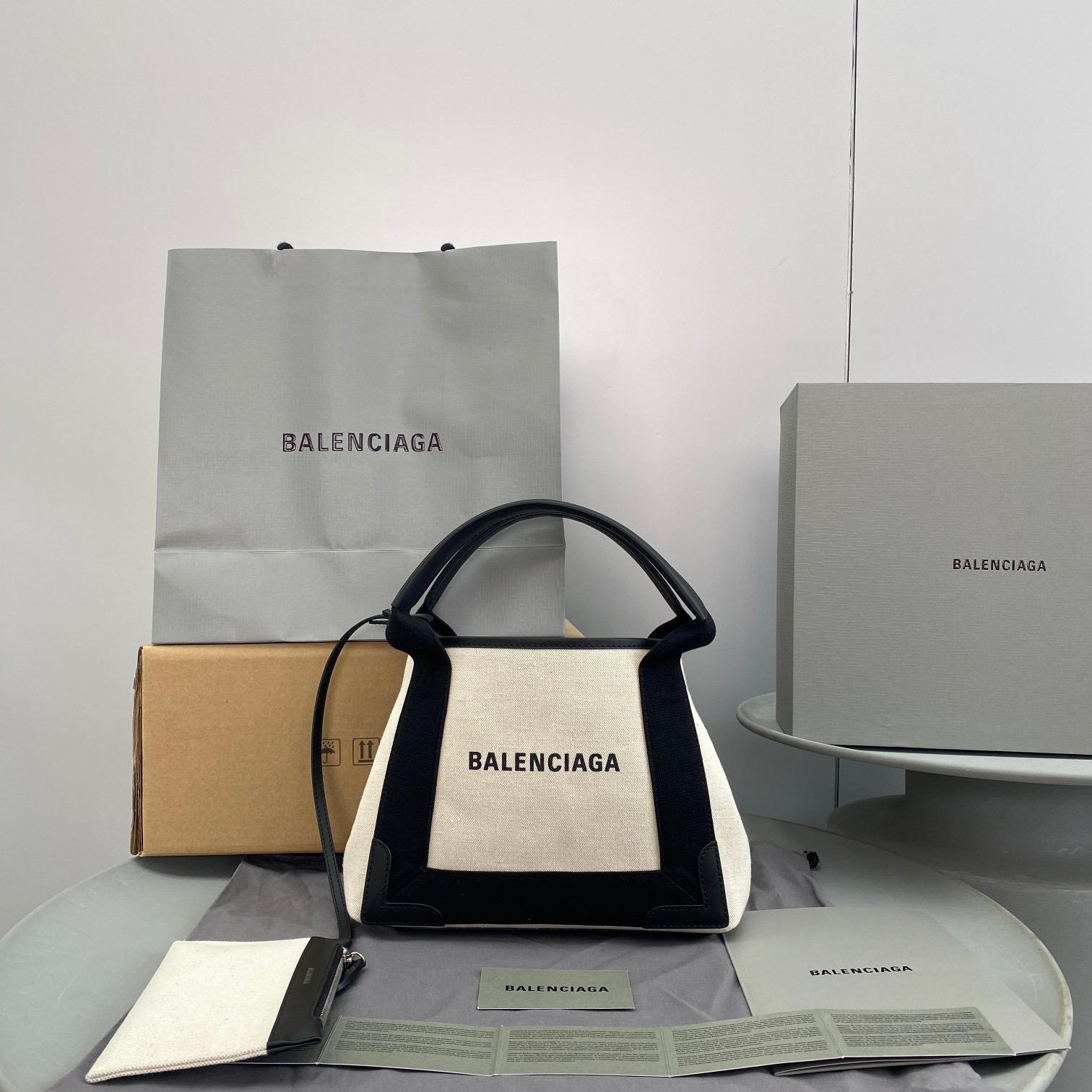 발렌시아가 NAVY 카바스 32cm