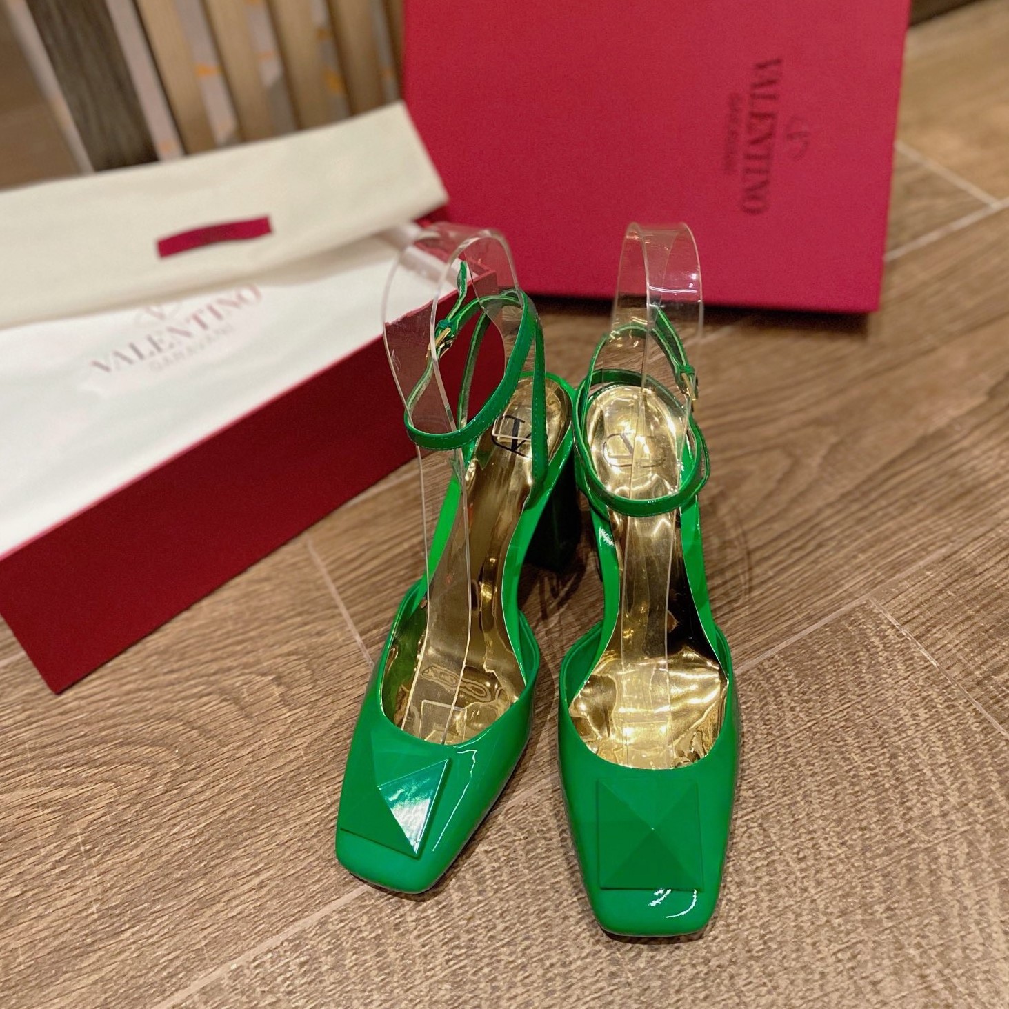 발렌티노 원스터드 펌프스 8.5cm