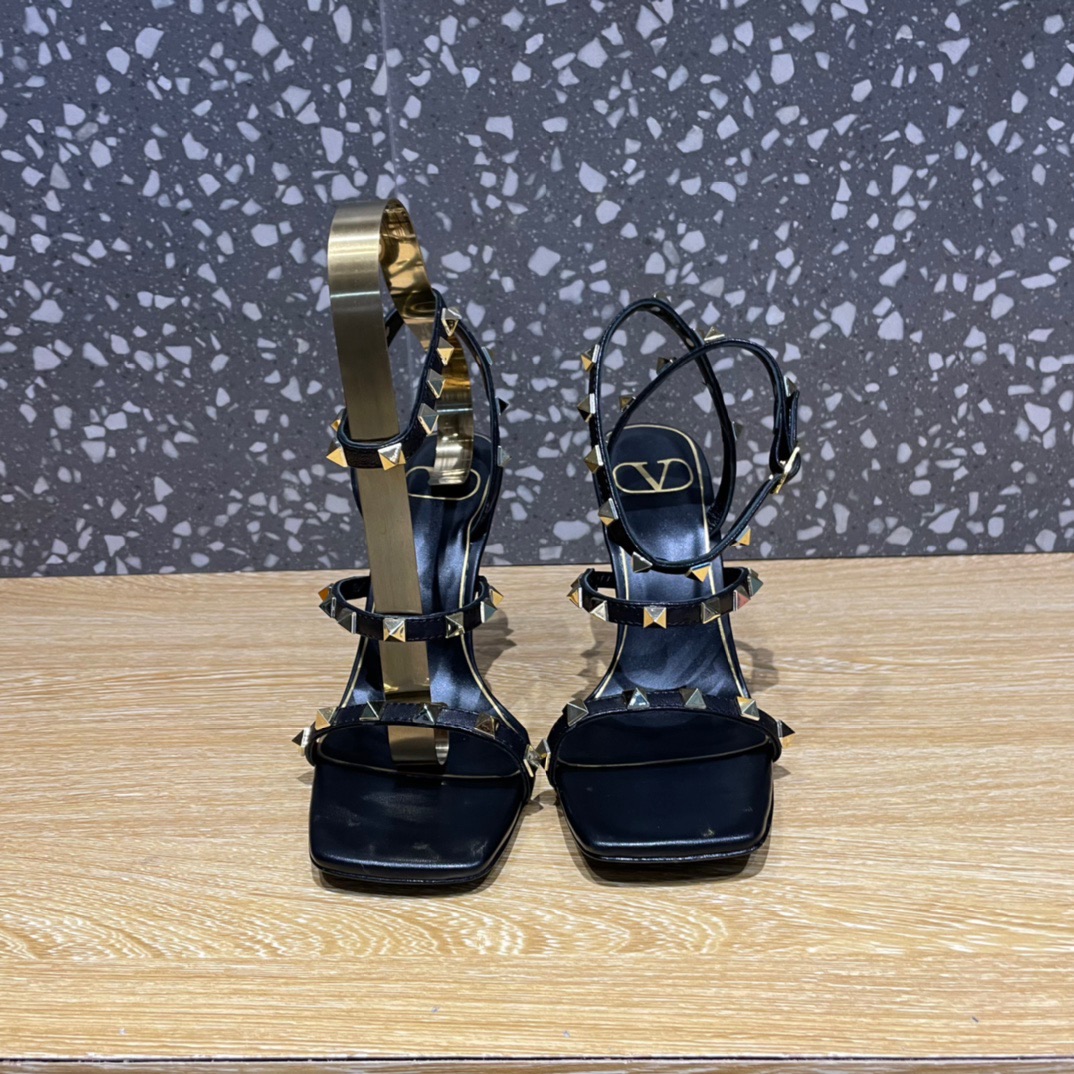 발렌티노 스컬프처 힐 락스터드 샌들