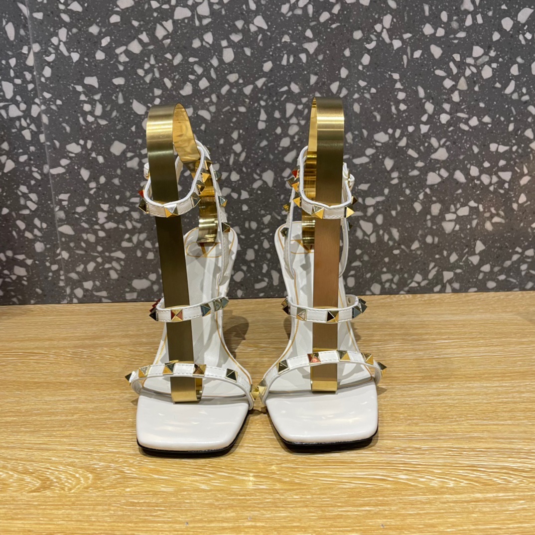 발렌티노 스컬프처 힐 락스터드 샌들