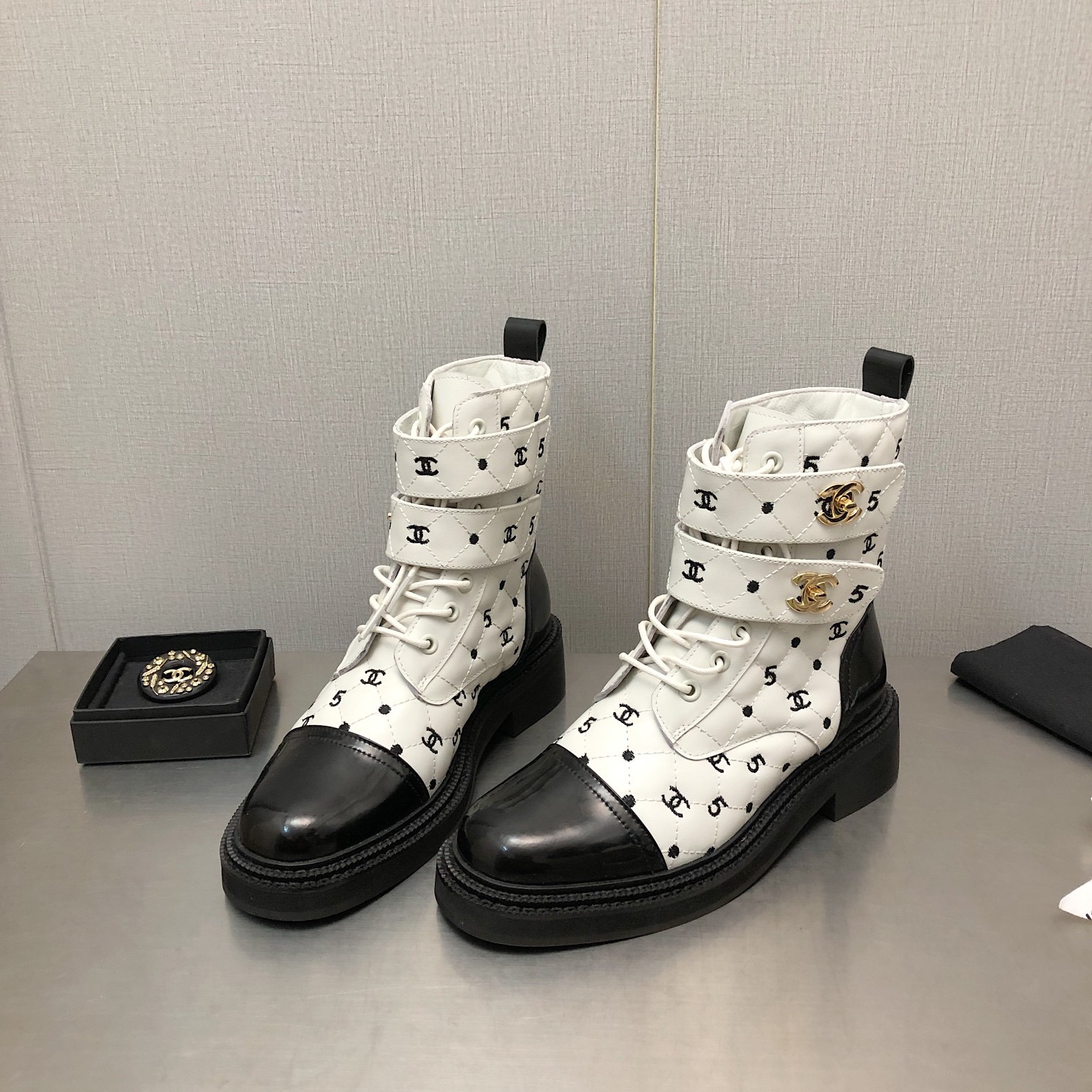 샤넬 레이스업