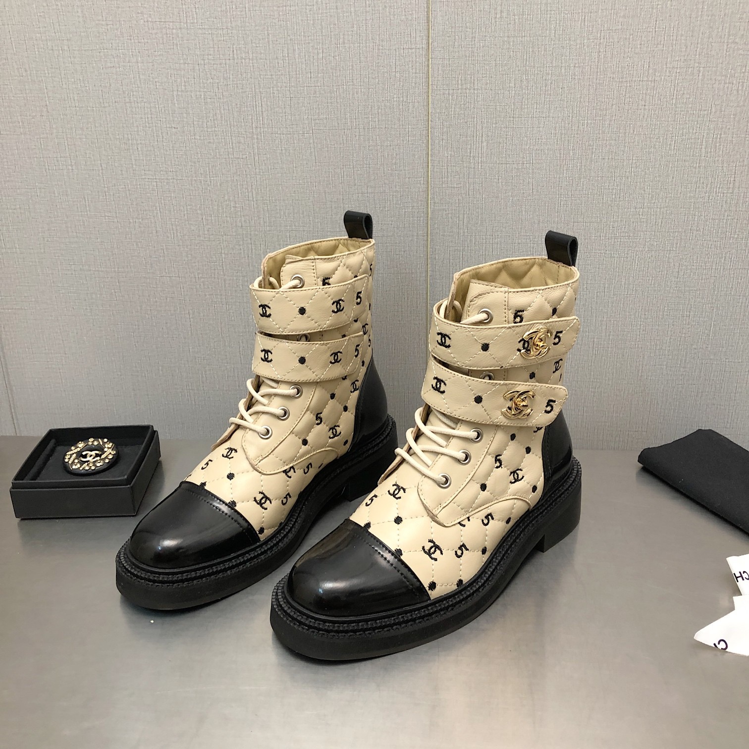 샤넬 레이스업