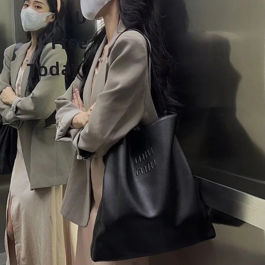 미우미우 가죽 숄더백