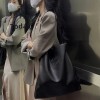 미우미우 가죽 숄더백