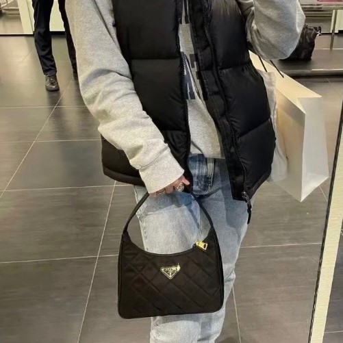 프라다 나이론 퀼팅 호보백