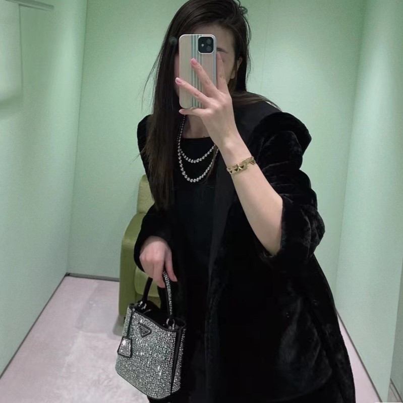 프라다 크리스탈 버킷백
