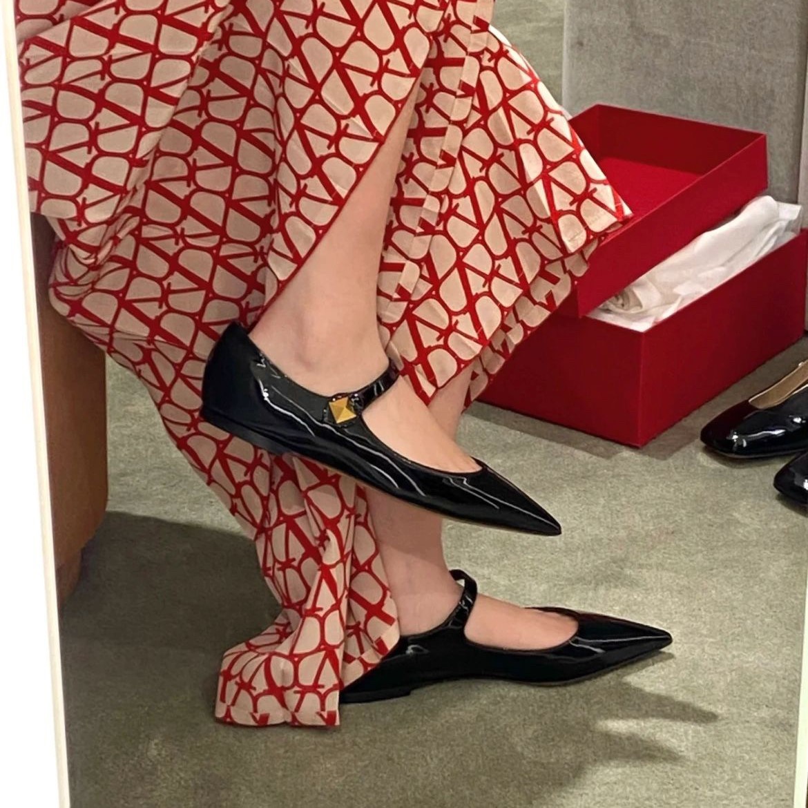 발렌티노 TIPTOE 페이턴트 가죽 발레 플랫