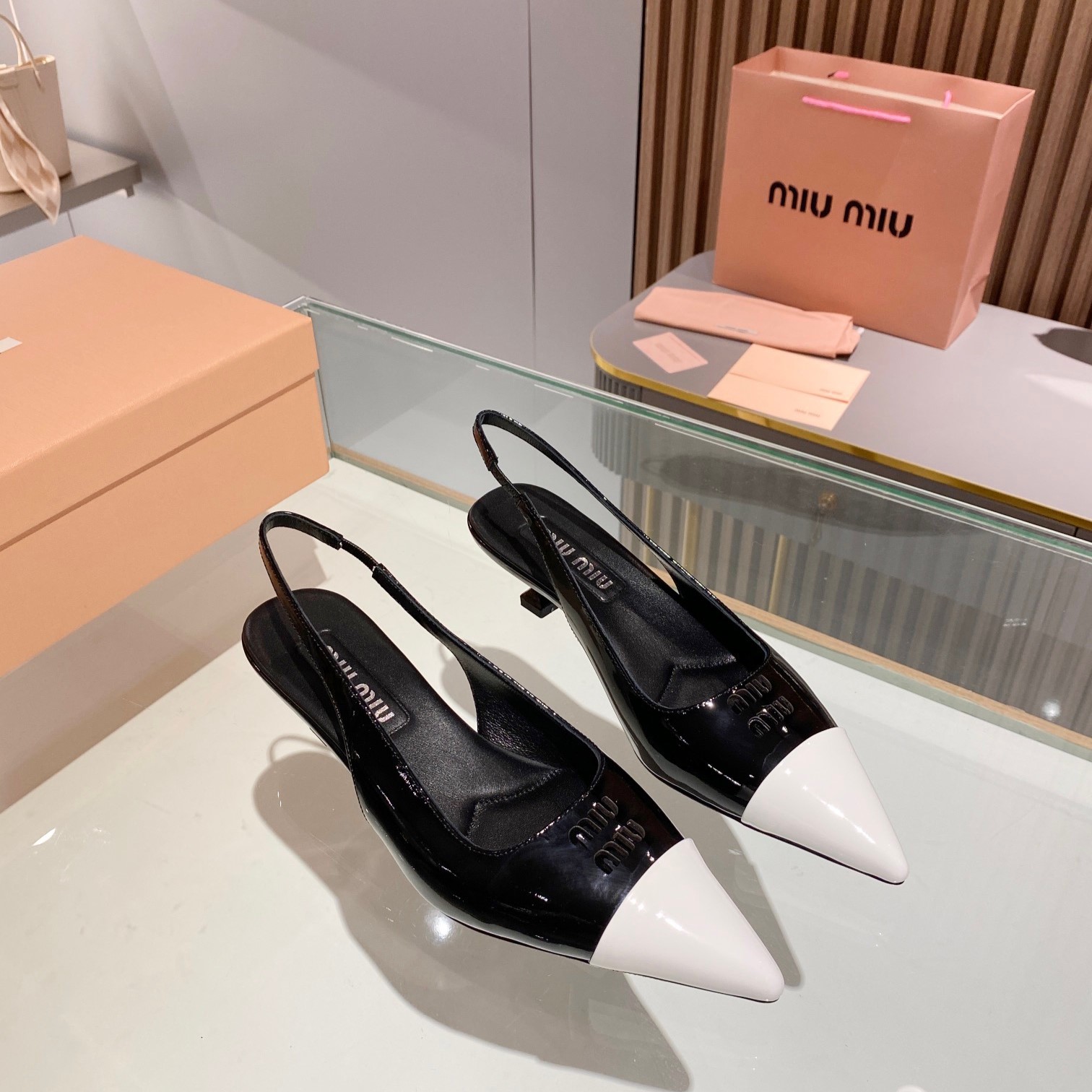 미우미우 페이턴트 가죽 펌프 4.5cm