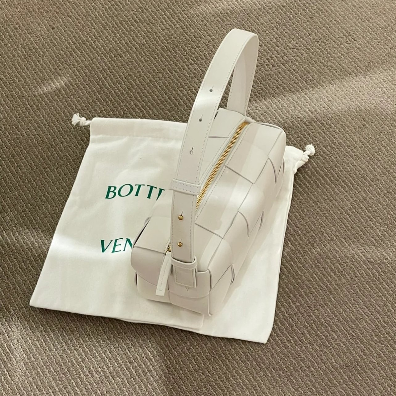 보테가베네타 브릭 카세트 24cm