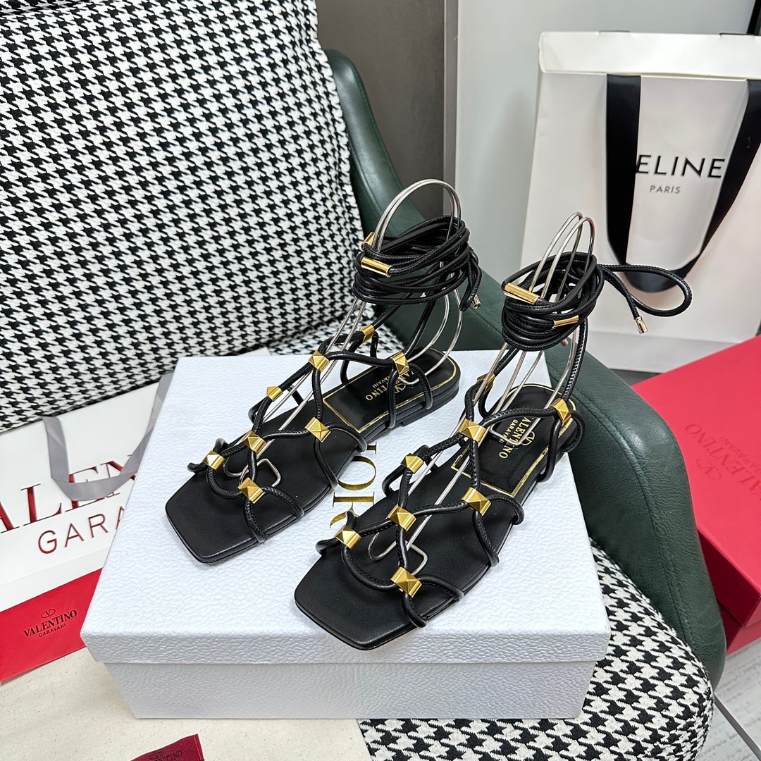 발렌티노 ROCKSTUD NET 키드스킨 샌들