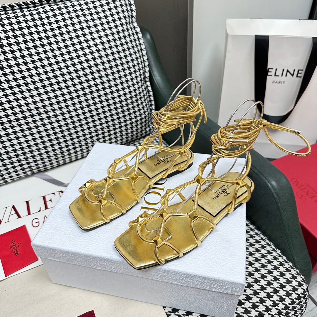 발렌티노 ROCKSTUD NET 키드스킨 샌들