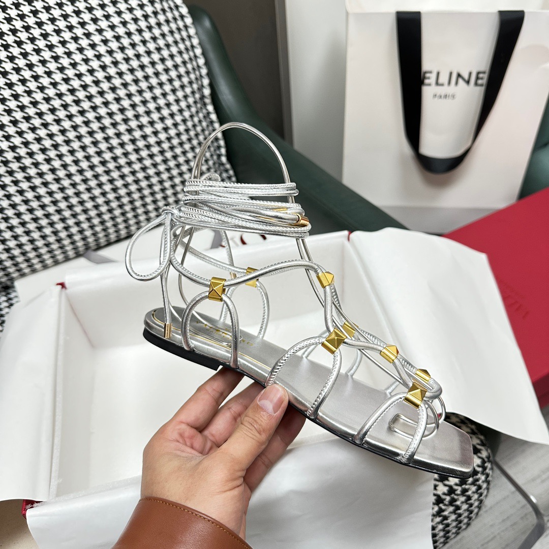 발렌티노 ROCKSTUD NET 키드스킨 샌들