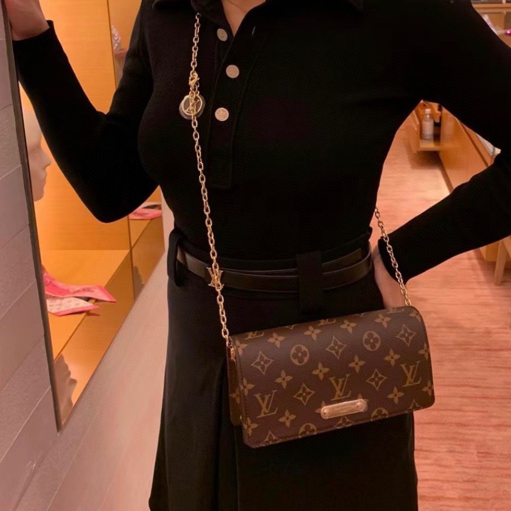 루이비통 Wallet On Chain 릴리 모노그램