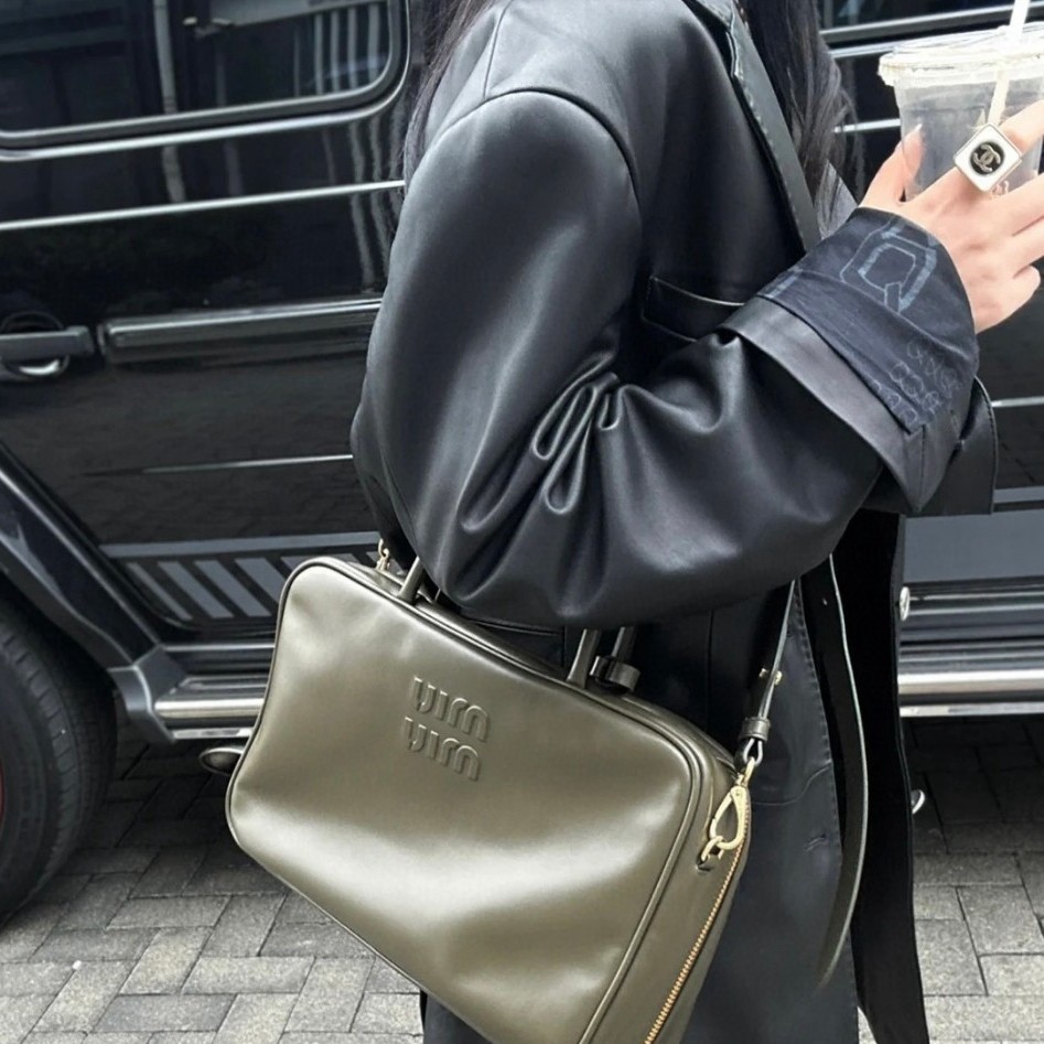 미우미우 가죽 탑 핸들 백 34cm