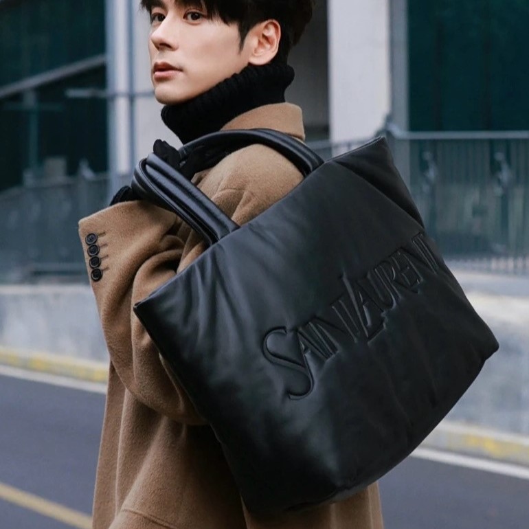 생로랑 나파 램스킨 소재의 SAINT LAURENT 토트백
