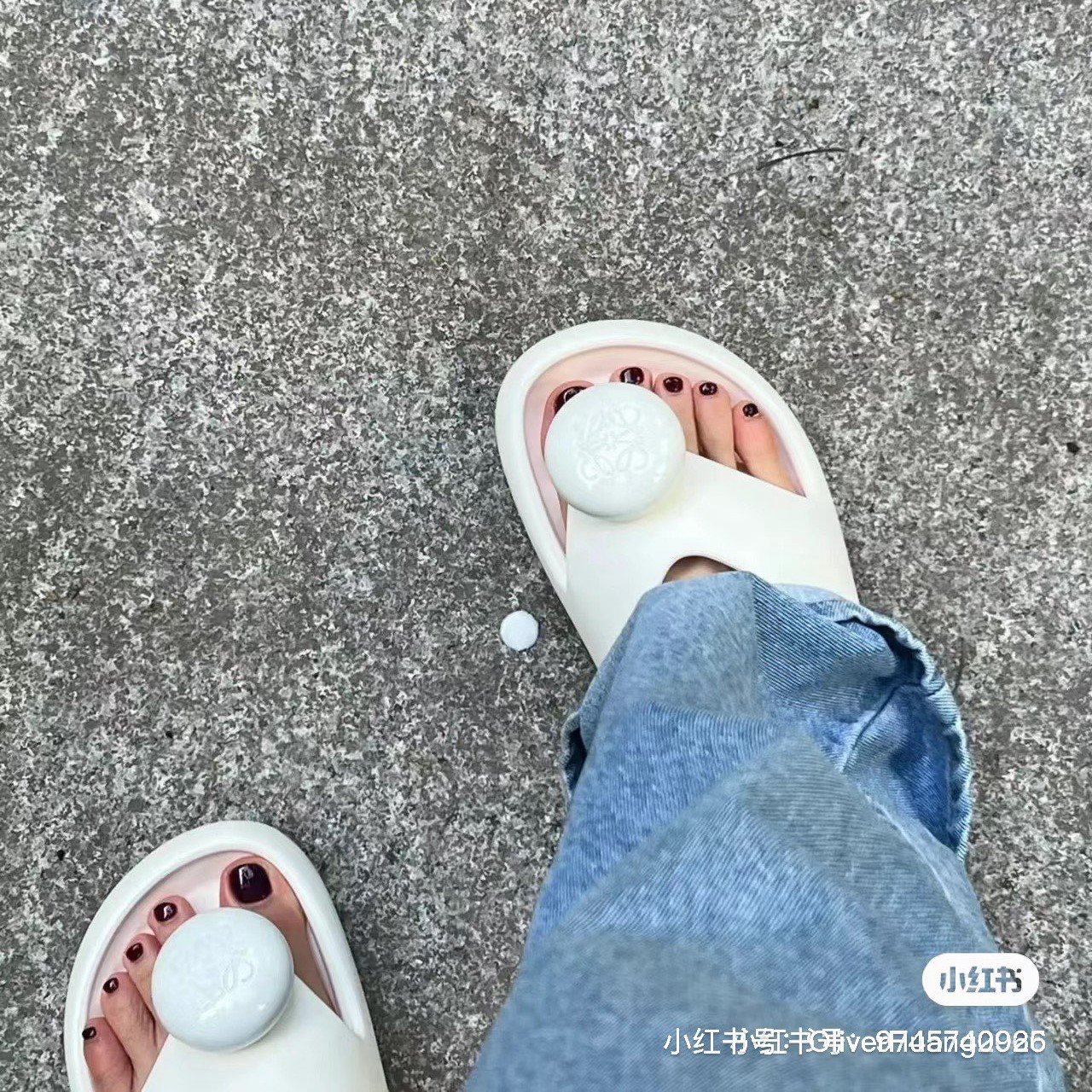 로에베 폼 페블 샌들