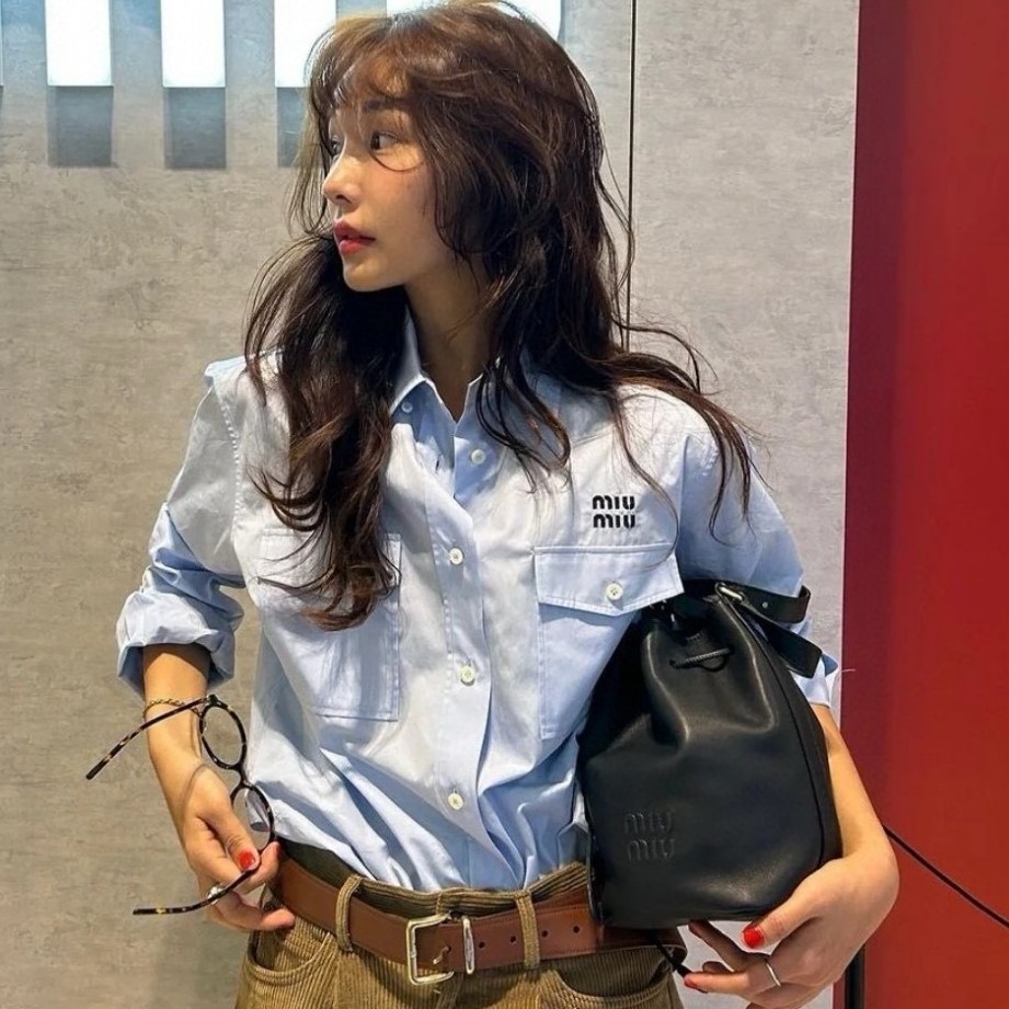 미우미우 가죽 버킷 백