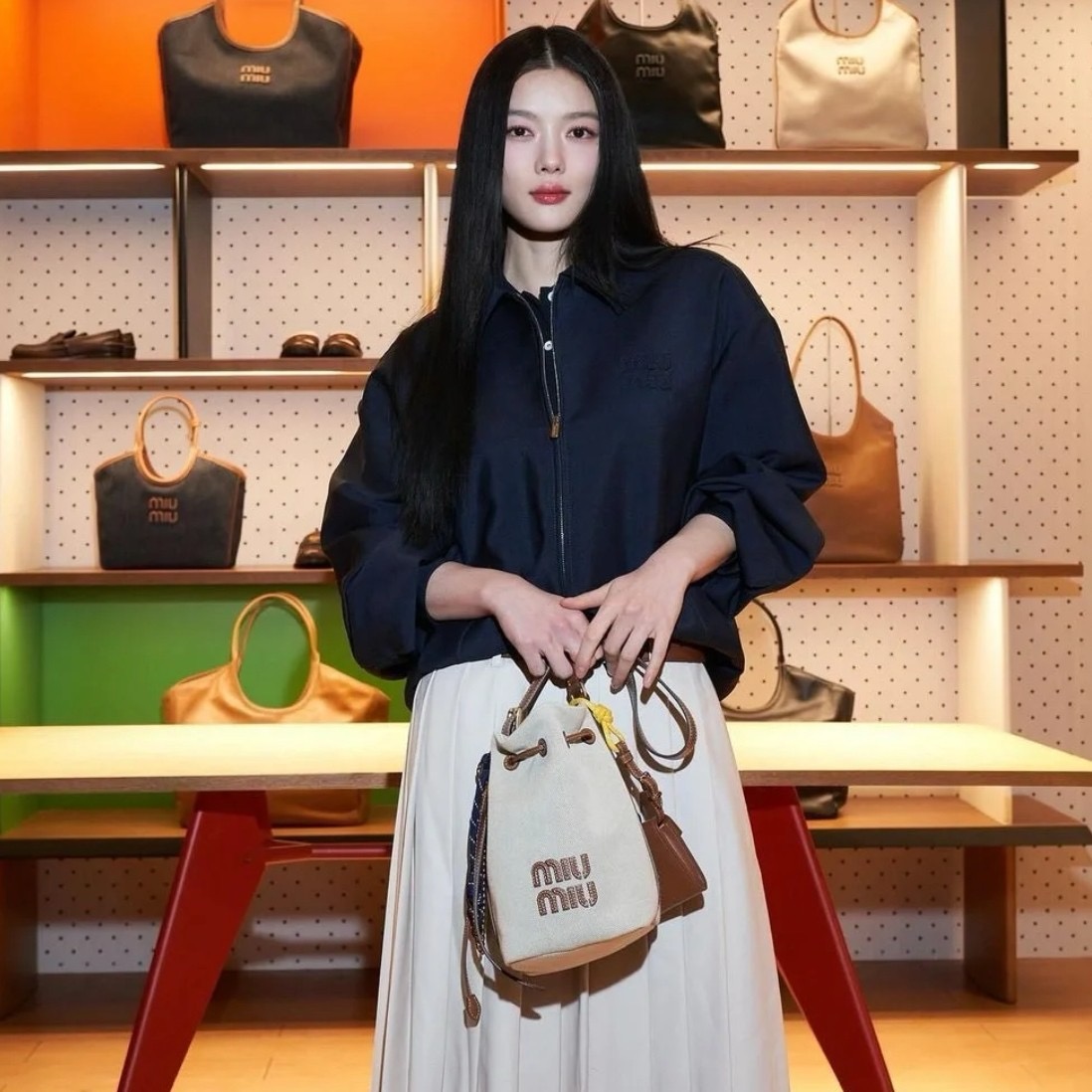 미우미우 캔버스 및 가죽 버킷 백