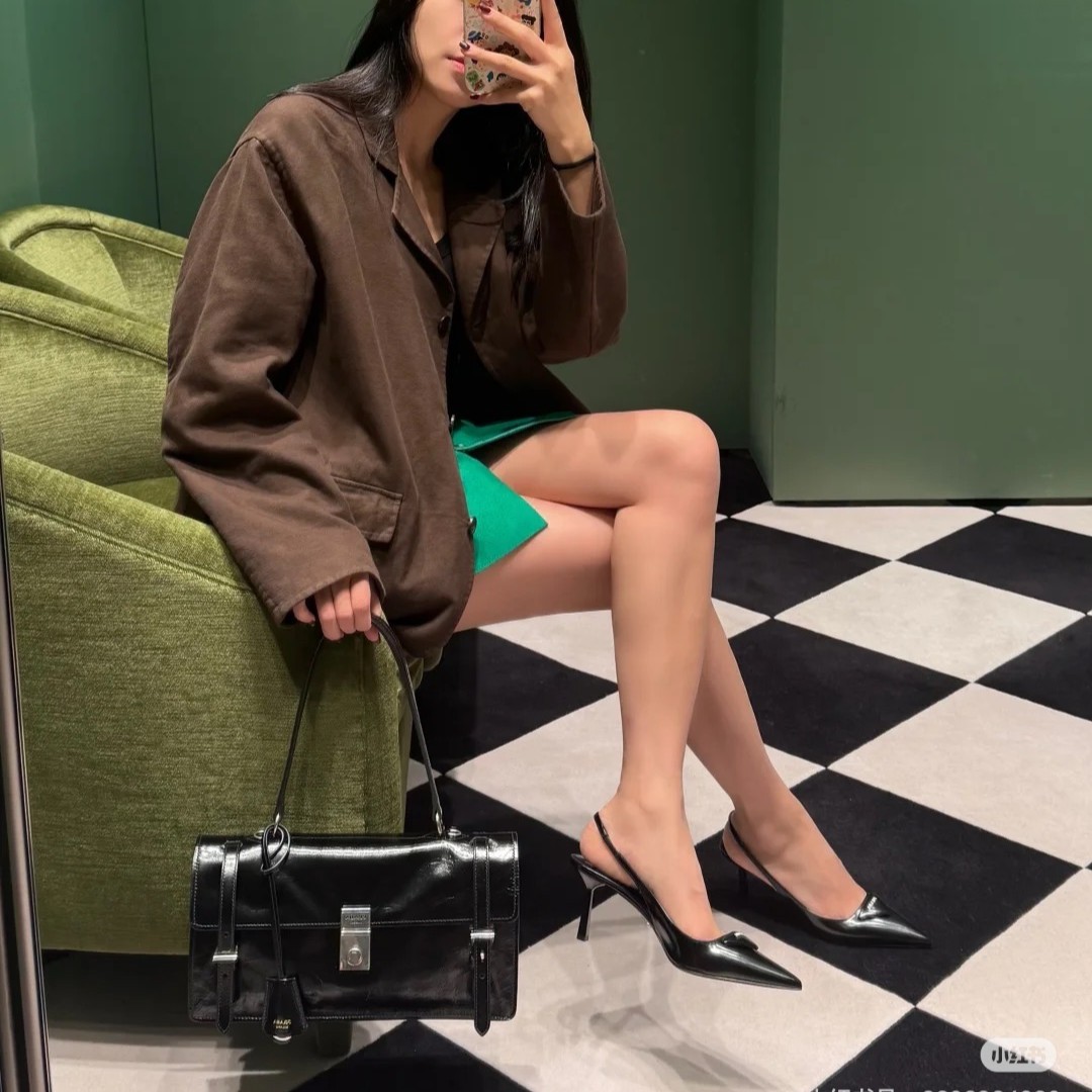 프라다 미디엄 가죽 핸드백