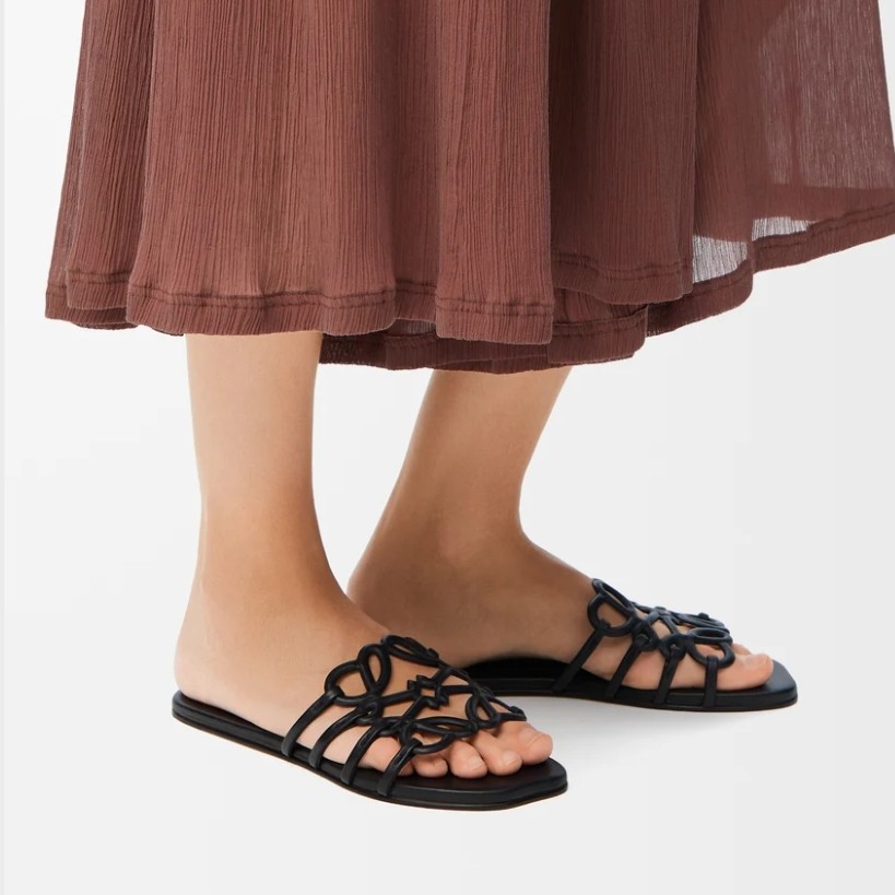 로에베 Petal Anagram slide in soft calfskin